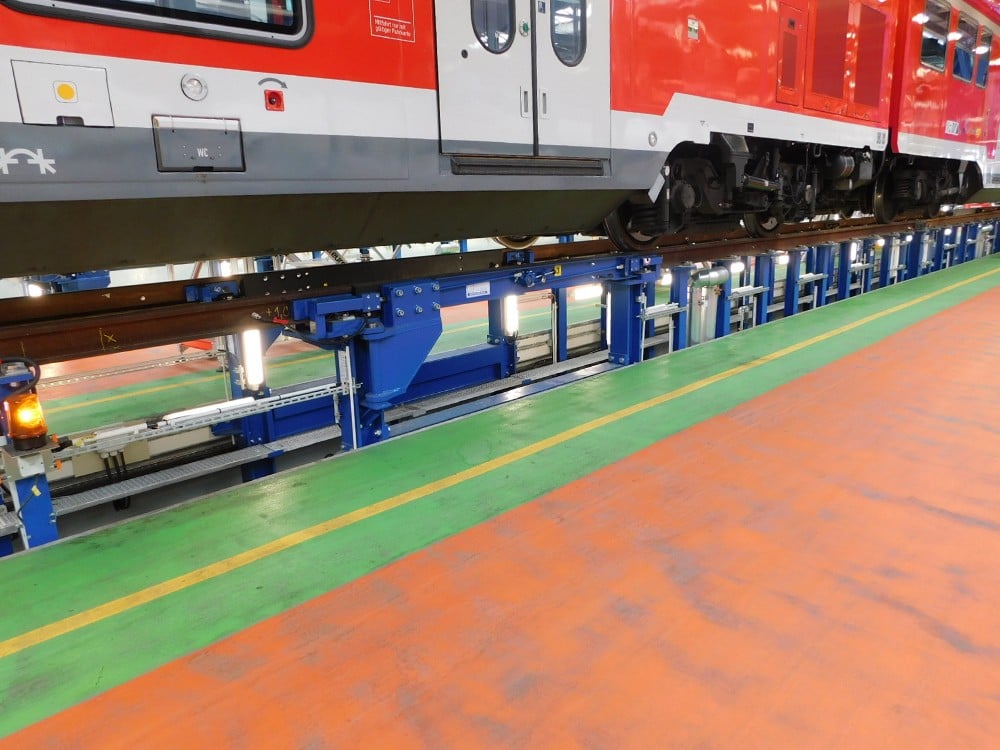 Aufgeständerte Werkstattgleise mit schwenkbaren Gleisbrücken
