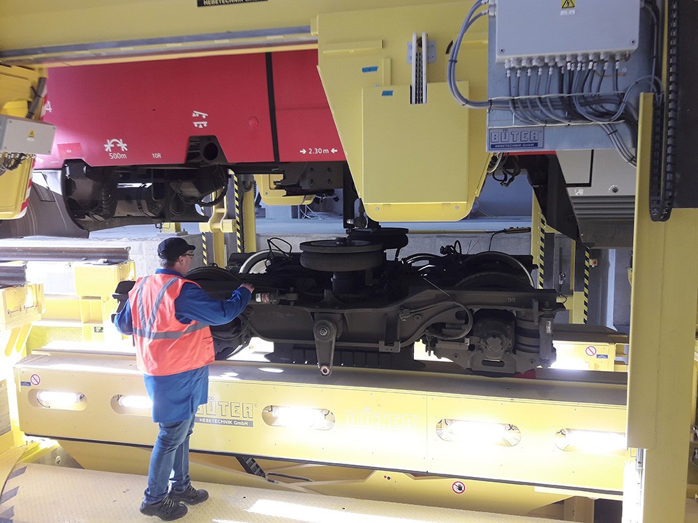 Ausbau eines Drehgestells mit Hebeanlage