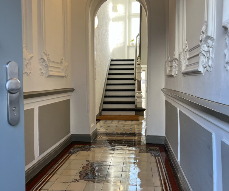 Well-maintained entrance area of a stairwell