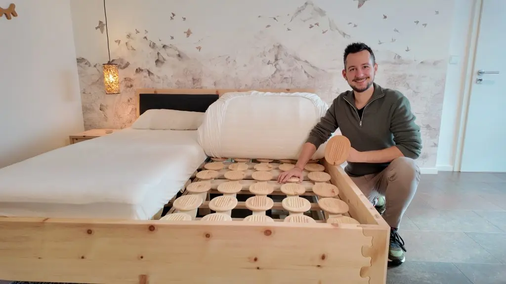 Schreinermeister Felix Woisetschläger mit Lattenrost