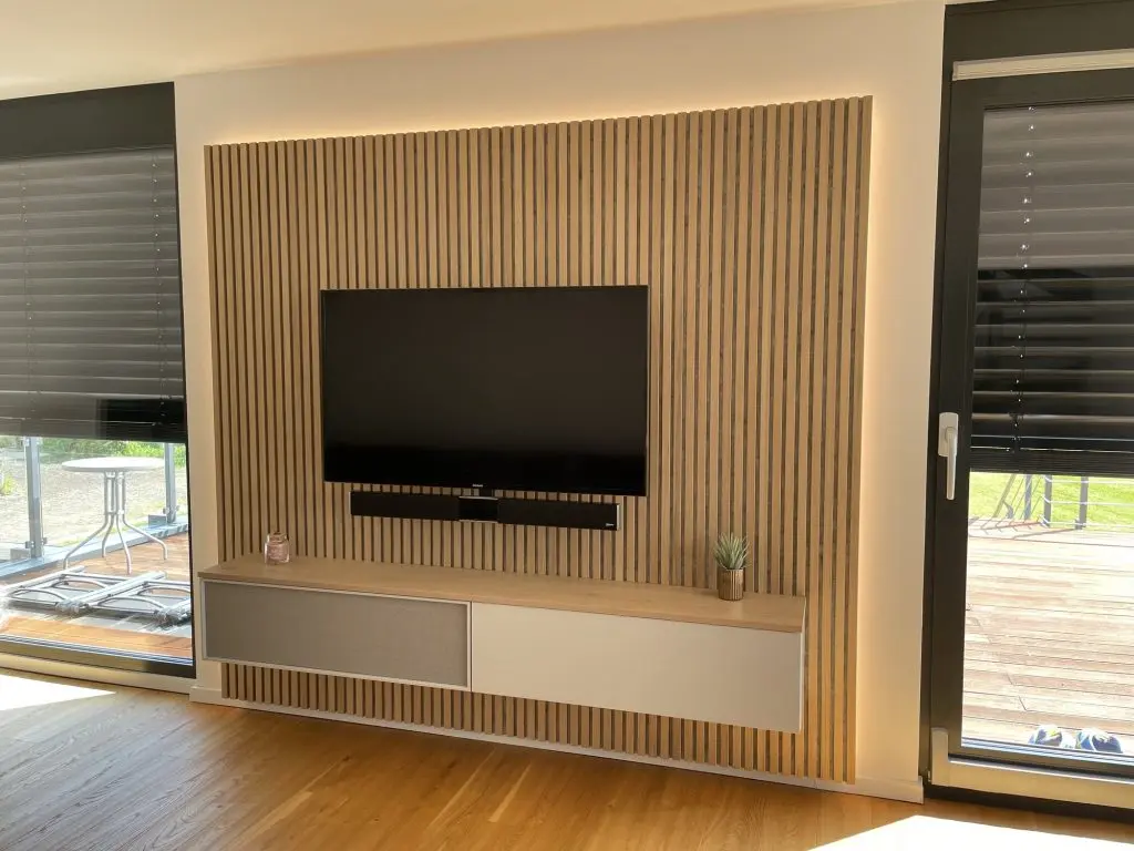 TV-Wand mit Akustikpaneel