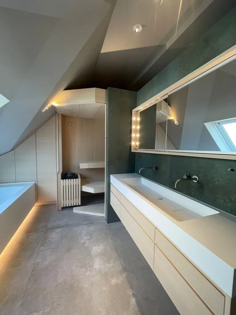 Bad im Dachgeschoss mit Sauna