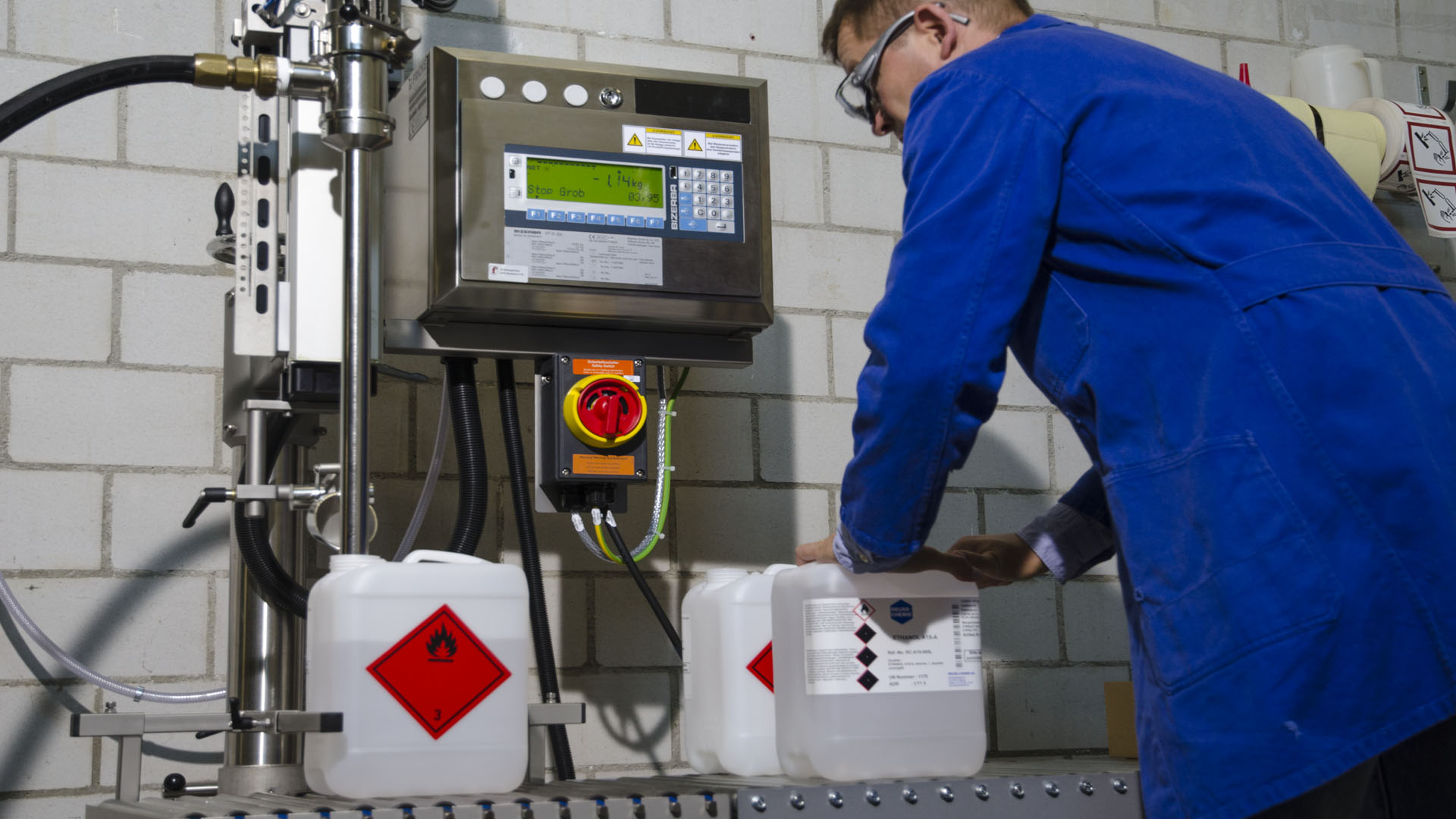 Mitarbeiter und Abfüllanlage der REUSS-CHEMIE AG