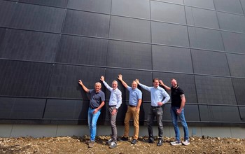 Photovoltaikanlage mit Projektteam