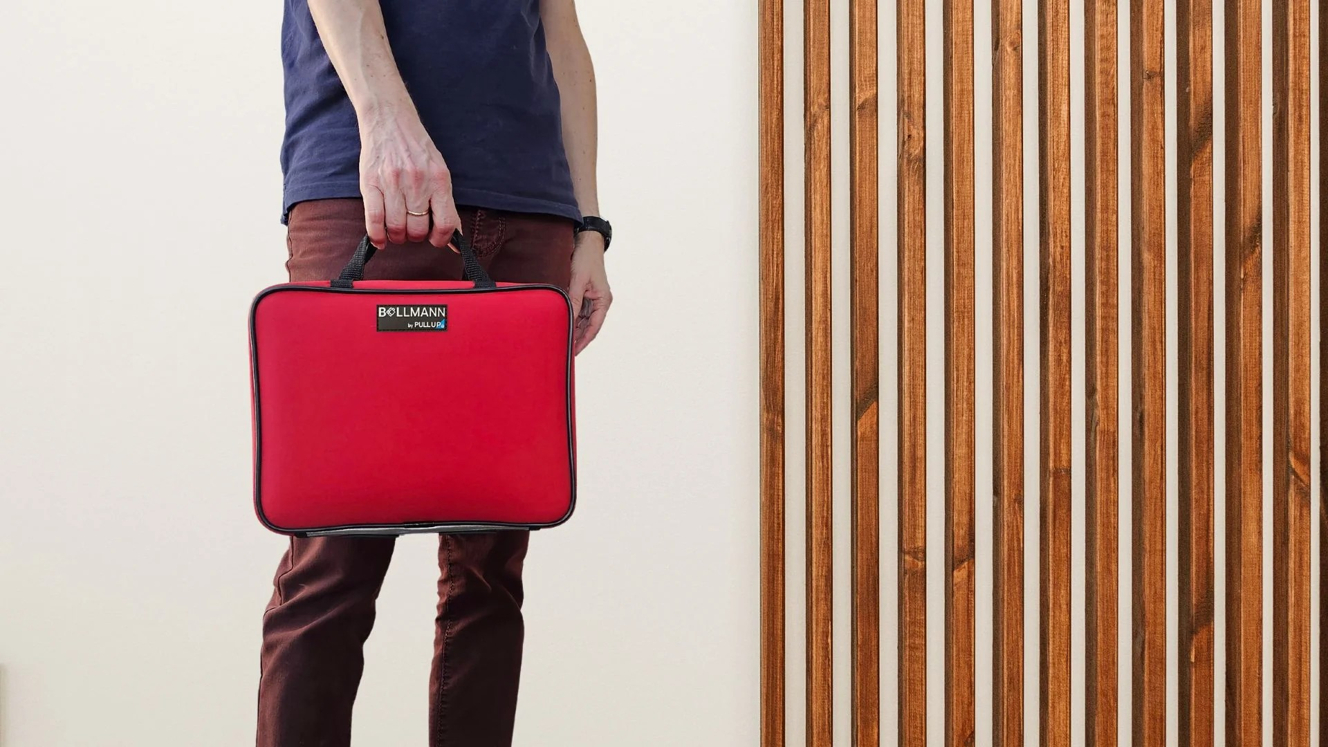Mini-Tasche tragend