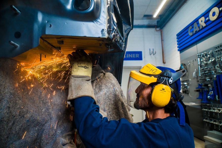 Detailarbeit am Fahrzeuglack