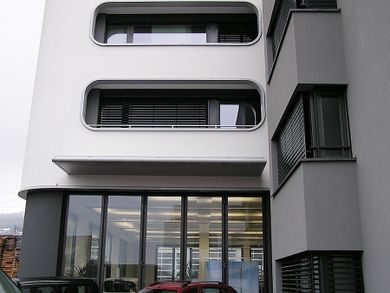 Haus mit Metallbauten aus eigener Fertigung