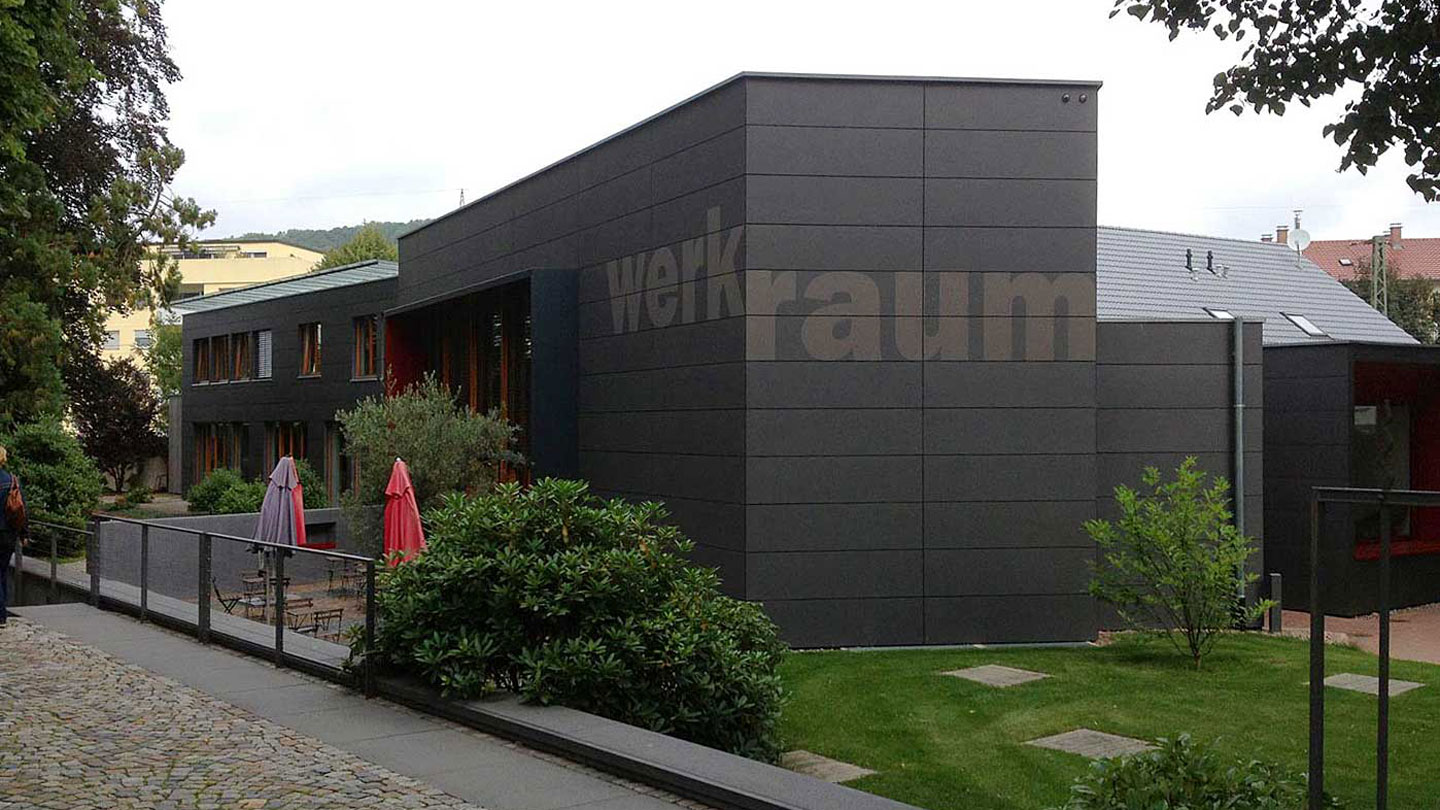 Werkraum mit Plattenfassade in Holzrahmenbauweise