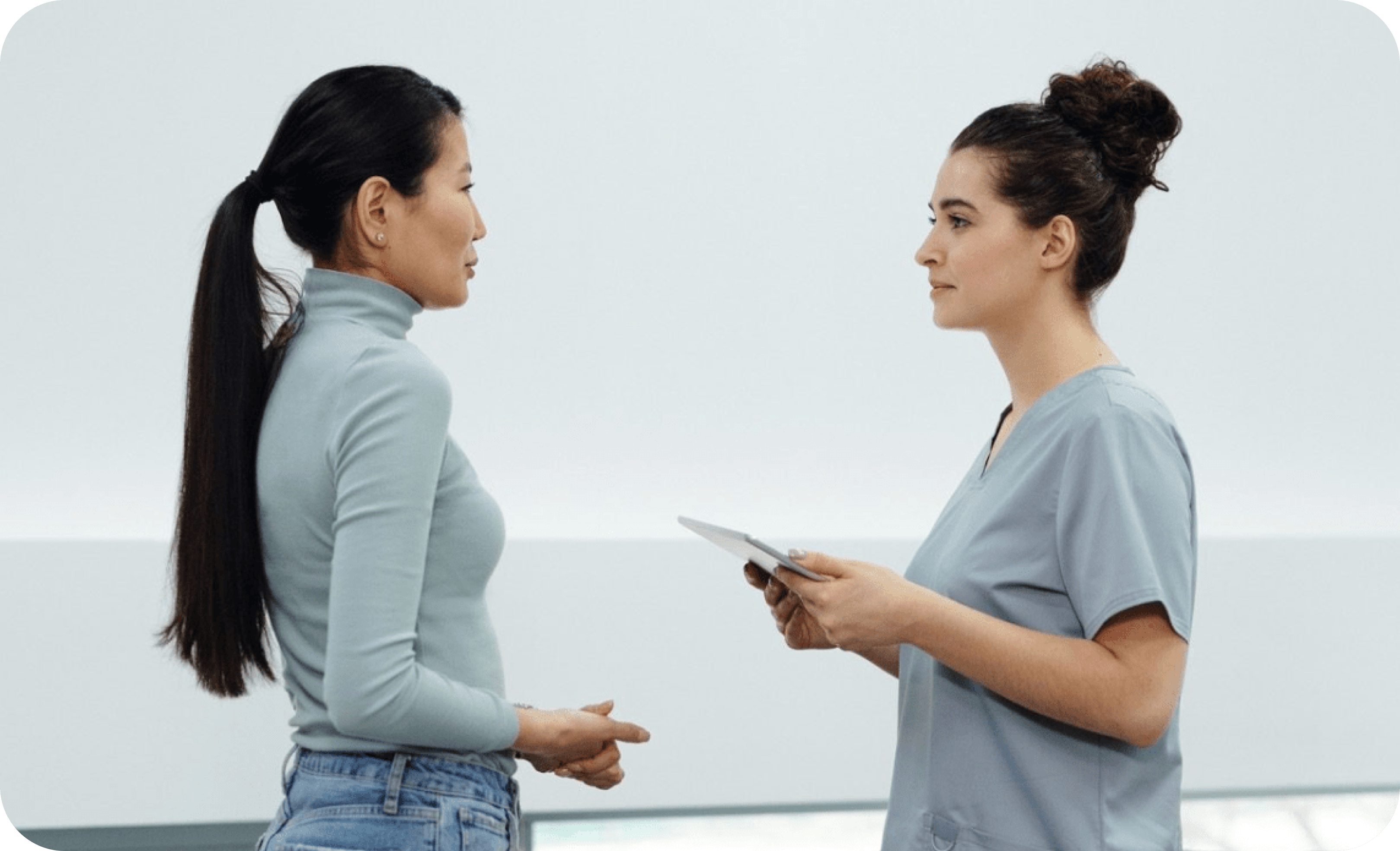Team von Aura Health bei der Arbeit an Medizinsoftware-Projekten