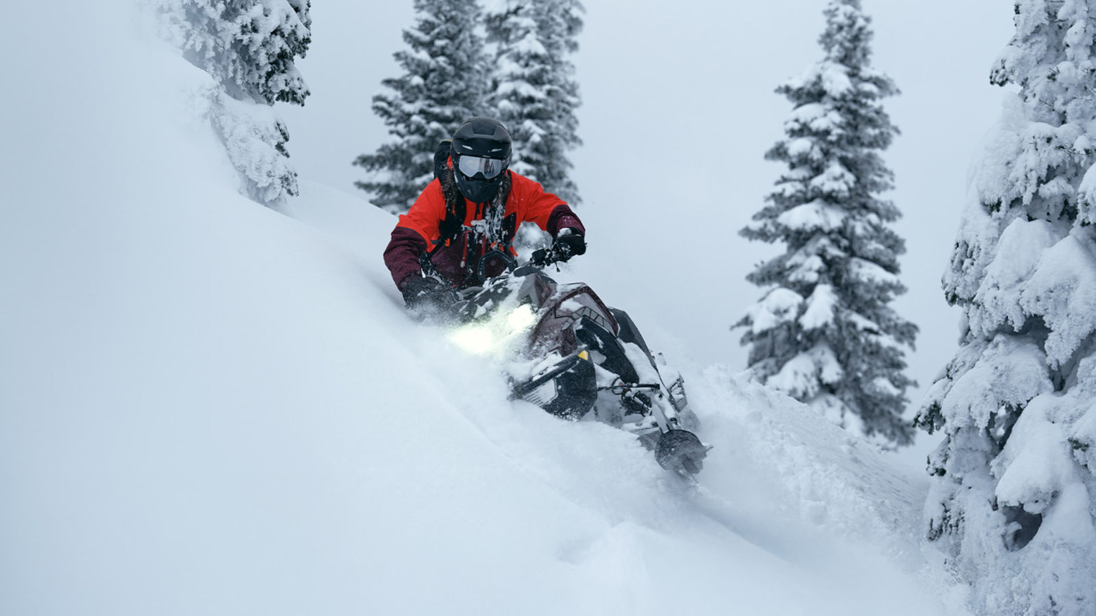 Ski-Doo Schneemobil im Schnee
