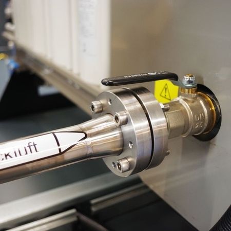 Druckluftleitung mit Ventil und Flanschverbindung