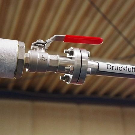 Druckluftleitung mit Flansch im Anlagenverbund