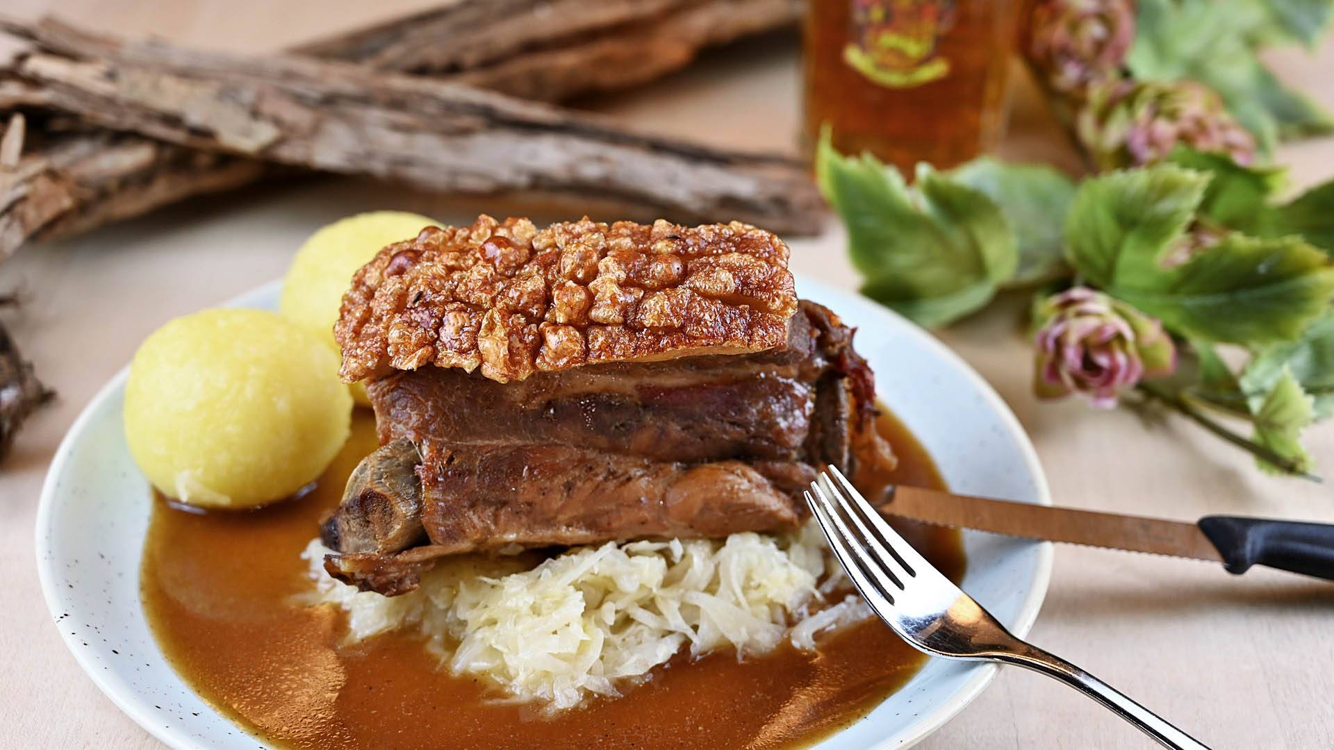 Schäuferla mit Weinsauerkraut
