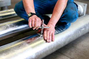 Metallverarbeitung bei Kuba Maste