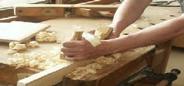 Holztreppe mit Geländer
