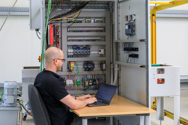 Service an einer HF-Schweißanlage