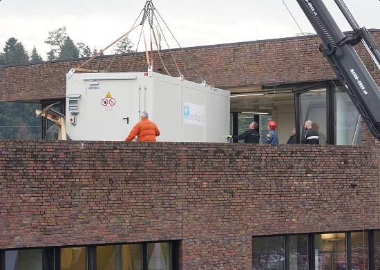 Container-Labor bei der Anlieferung mit Kran