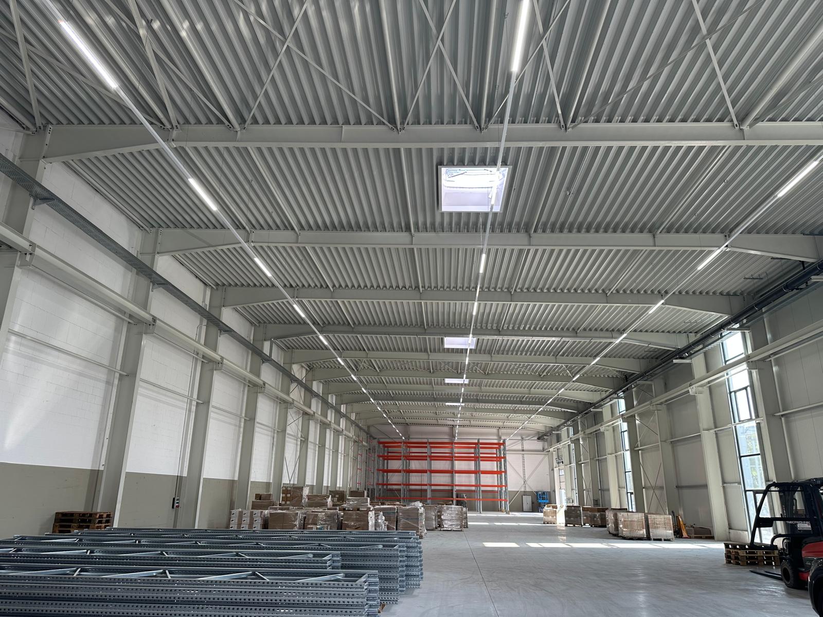 Hochregallagerhalle Gebhard Stahl in Werl mit UNIVERSALIS Tragschienensystem