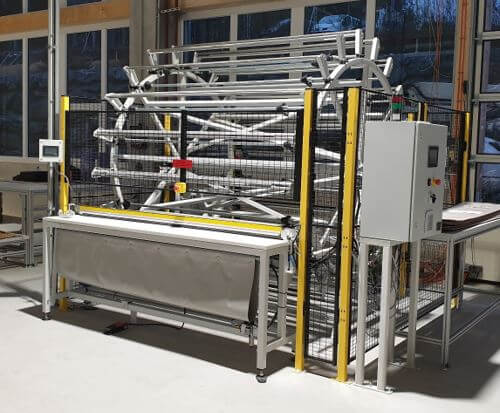 Fabric accumulator with fabric cutting system