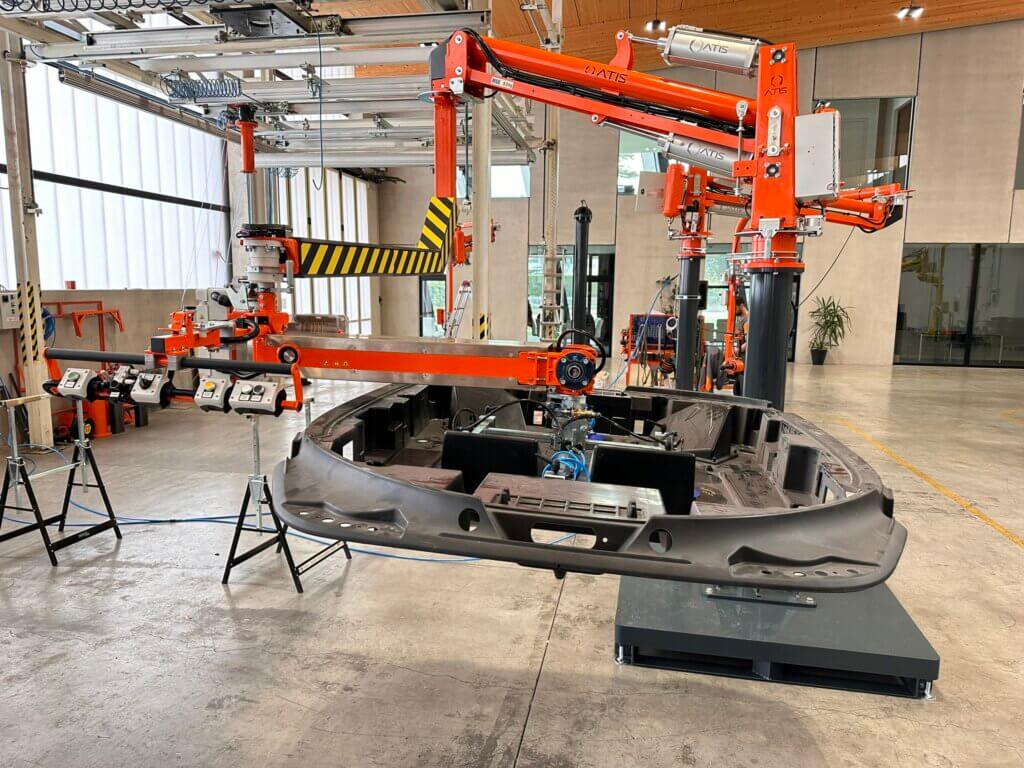 Pneumatic manipulator with gripping tool