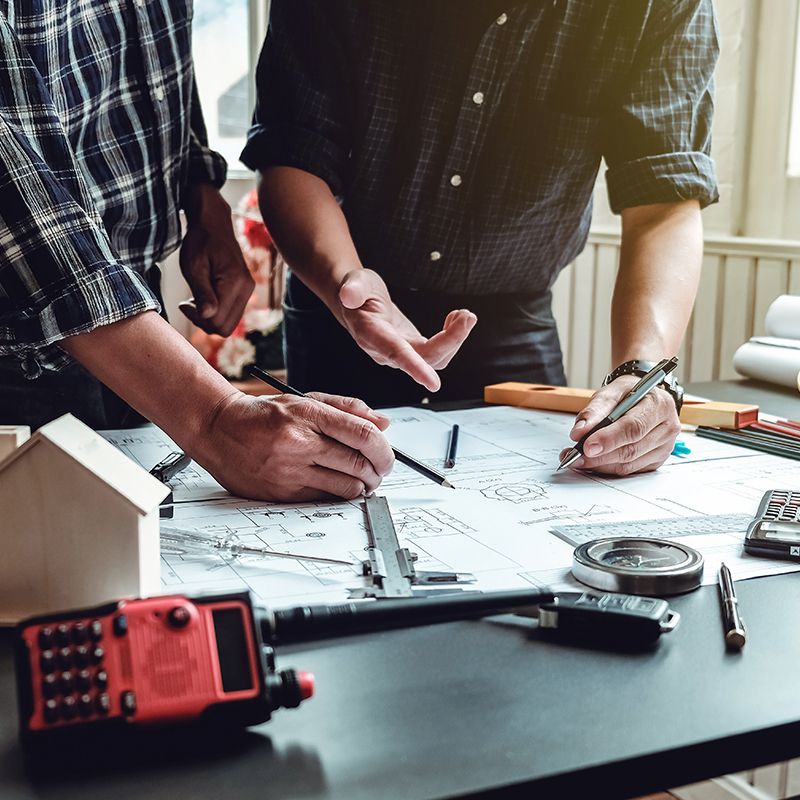 Engineering: Projektbesprechung am Bauplan