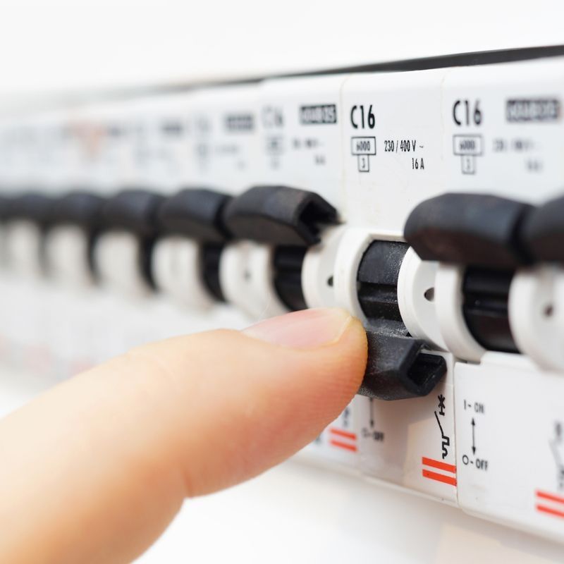 Industriemontage an einem Energiepanel