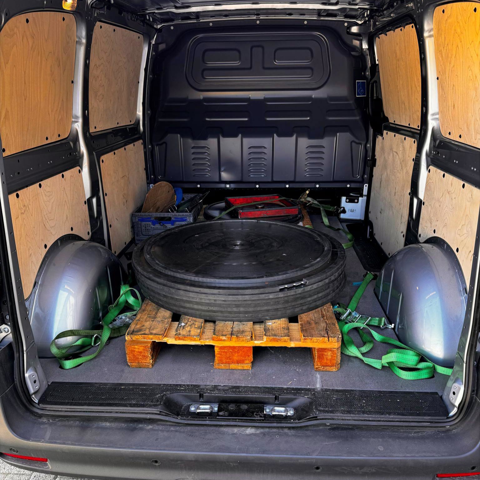 Großes Kreissägeblatt transportgesichert auf Palette