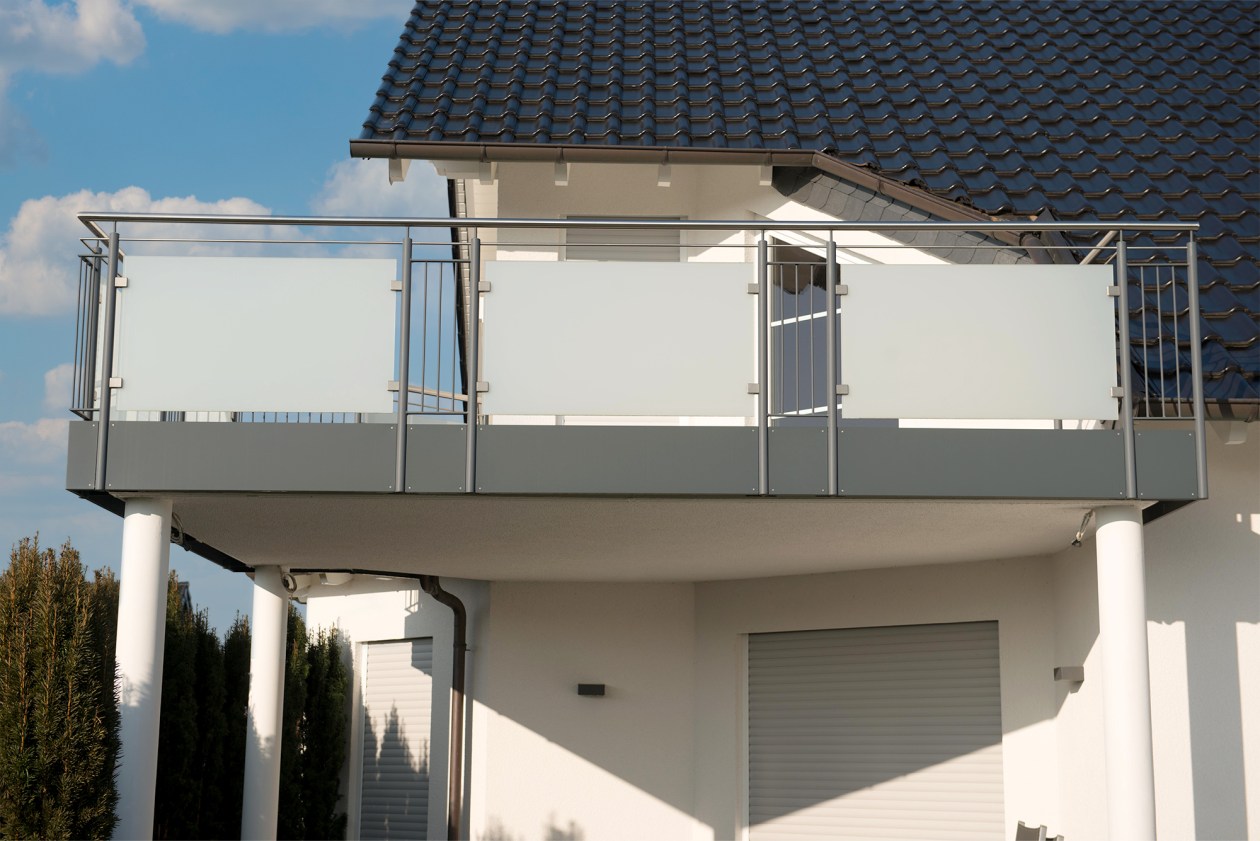 Balkonanlage mit Geländer aus Stahl, Edelstahl, Aluminium oder Glas