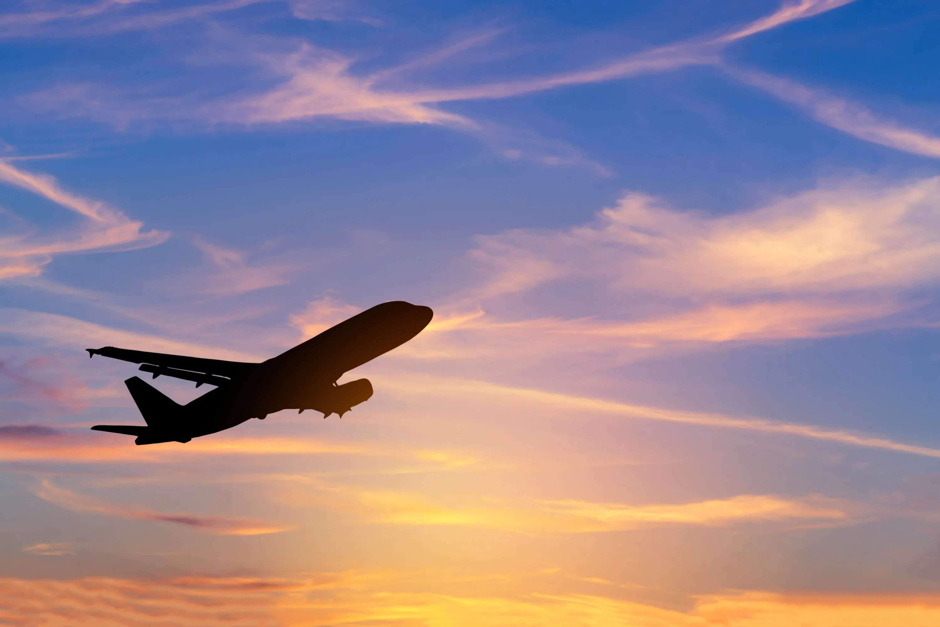 Flugzeug im Sonnenuntergang