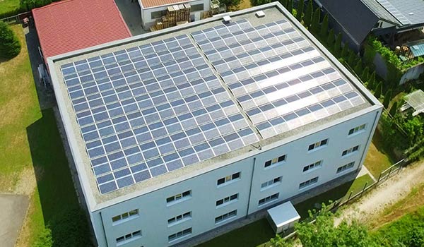 Eigene Photovoltaikanlage auf dem Firmengebäude