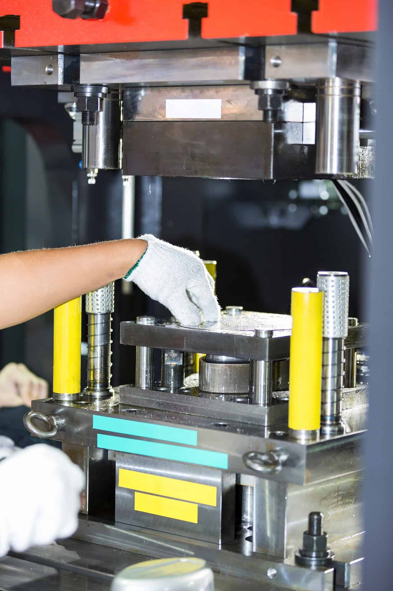 Stanzpresse in der Blechbearbeitung