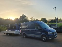 VW Crafter mit Doppelachs-Anhänger