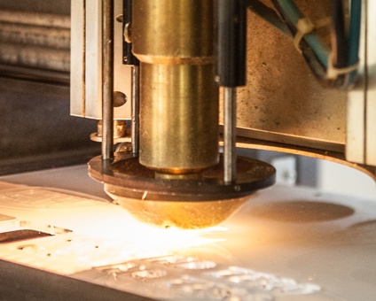 Holz- und Plexiglaszuschnitte