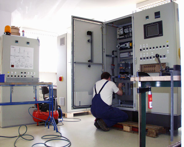 Schaltschrankbau in der Werkstatt