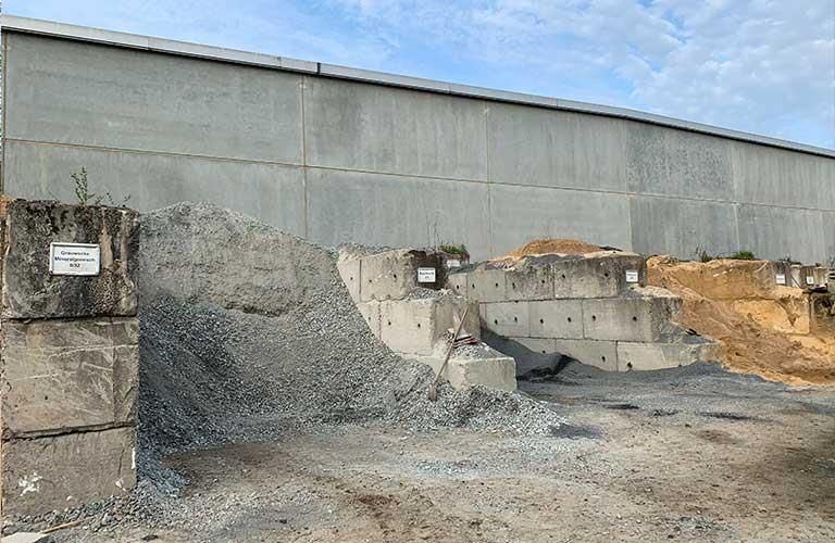 Kieshaufen auf dem Betriebsgelände