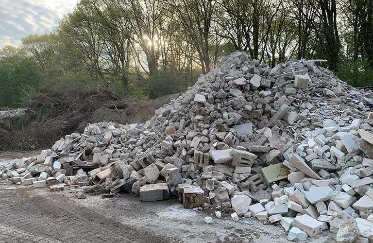 Stapel Ziegelsteine am Straßenrand