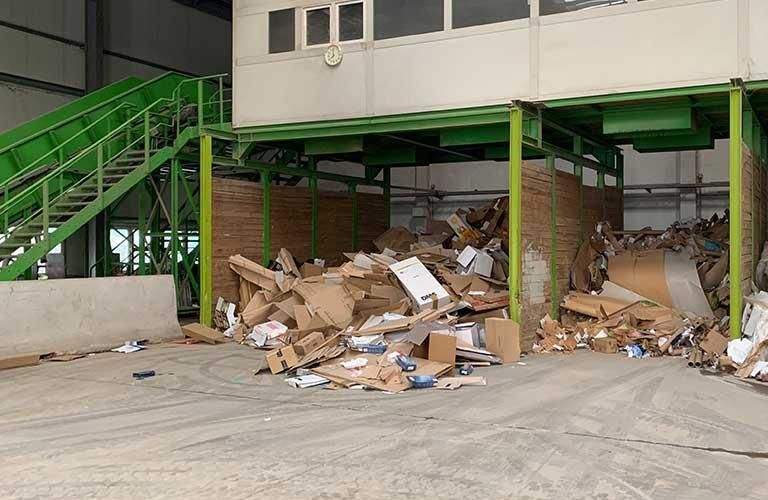 Lagerhalle mit Kartons und Treppen