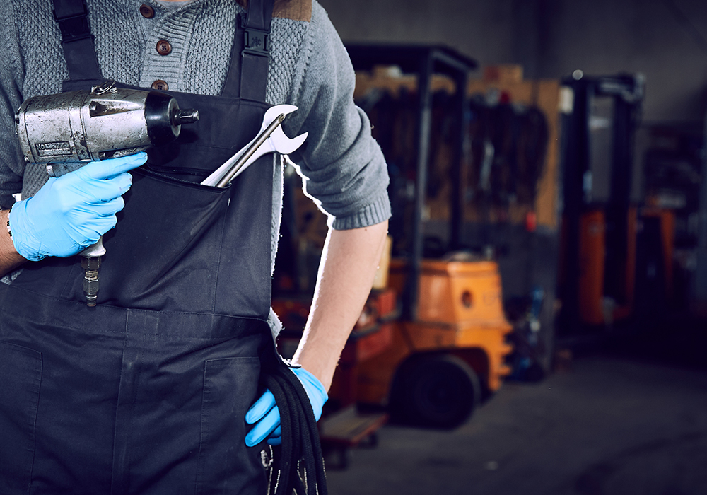 Service and maintenance in the workshop