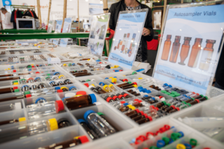 Produkttrays am Messestand