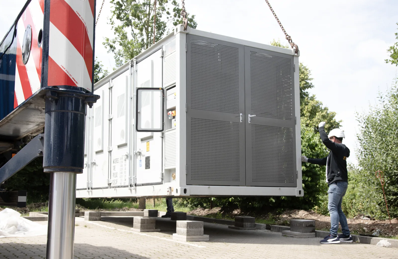 Container battery storage system during installation