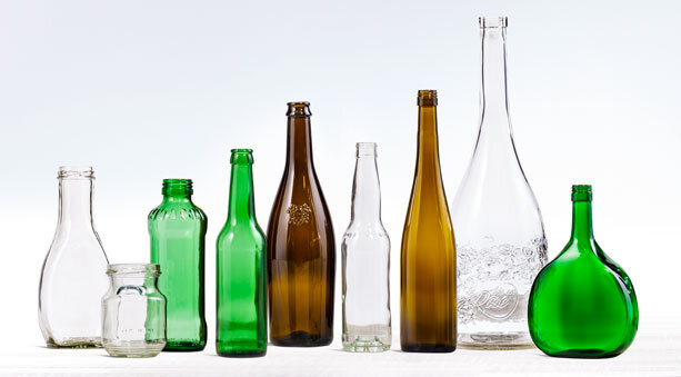 Glasflaschen und Gläser
