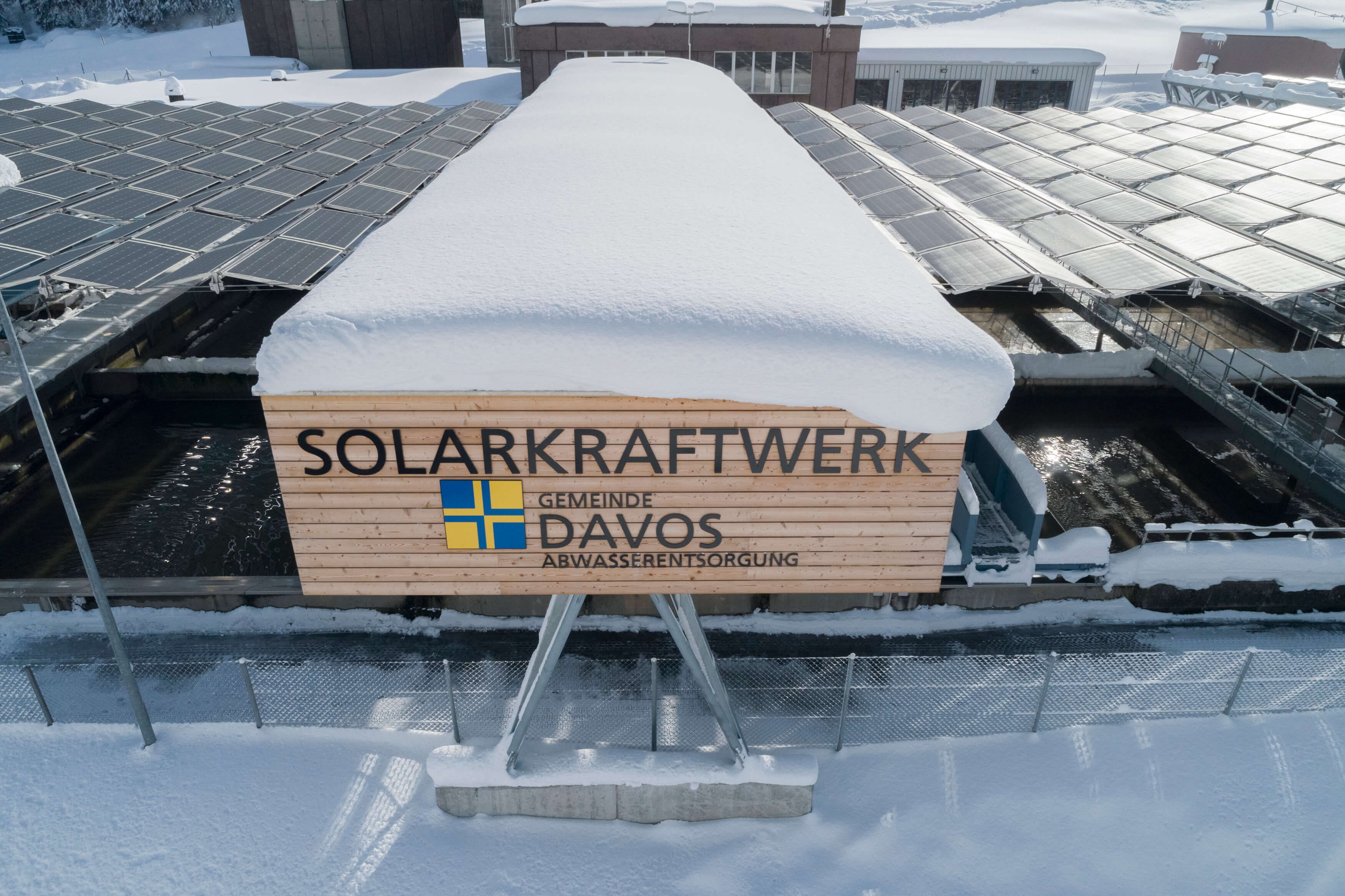 Solarfaltdach über den Klärbecken der ARA Davos (252 kWp)