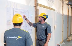 Installationsarbeit auf dem Bauwerk