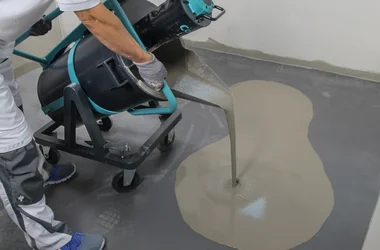 LevMix beim kontrollierten Ausgießen