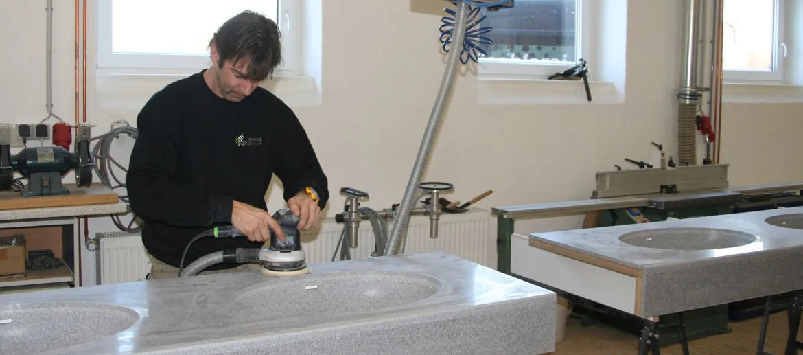 Schleifen eines Staron-Waschbeckens in der Werkstatt
