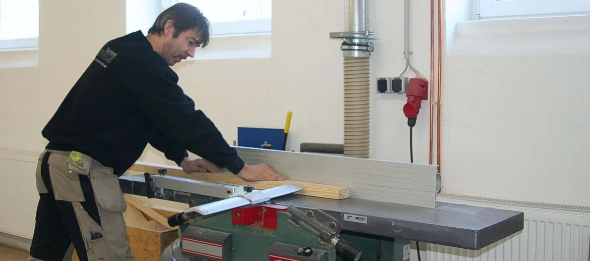 Arbeit an der Abrichthobelmaschine