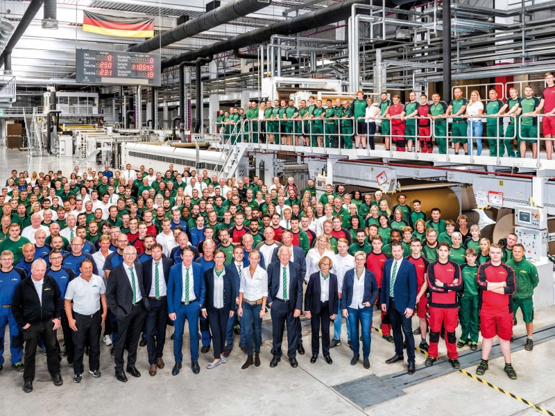 Mitarbeiterteam an der Wellpappenanlage