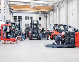 Servicearbeit für Sonderbaulösung an Flurförderfahrzeugen