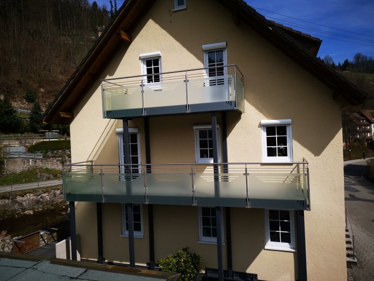 Nachträglicher Balkonanbau an eine Fassade in Schönmünzach