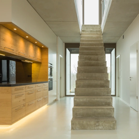 Loftküche aus Beton und Eiche